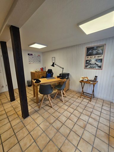 Anmeldebereich der Fahrschule Wahl mit Holztisch, Stühlen und Laptop